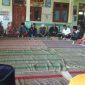 Warga Gersik Putih menuntut penghentian proyek pengembangan pesisir untuk tambak ikan. Warga beramai-ramai ke Balai Desa setempat, Minggu 19/02/2023. (Foto Istimewa)