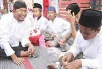 Foto:Tampak akrab, Bupati Sumenep berbincang santai dengan puluhan anak yatim