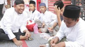 Foto:Tampak akrab, Bupati Sumenep berbincang santai dengan puluhan anak yatim