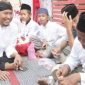 Foto:Tampak akrab, Bupati Sumenep berbincang santai dengan puluhan anak yatim