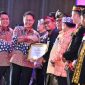 Foto:Moment Bupati Fauzi saat menerima penghargaan dari mentri Kesehatan RI. (ist)