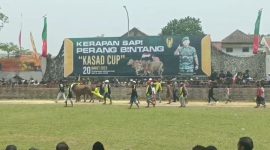 Kerapan Sapi piala KASAD berlangsung di Bangkalan, Jawa Timur, Senin, 20/03/2023. (Foto: Agus Josiandi)