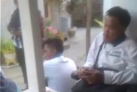 Rombongan DC Koperasi Mekar saat menagih hutang di Desa Kalianget Timur, Kecamatan Kalianget, Senin, 27/03/2023. Warga mengeluhkan sikap arogan yang dilakukan. (Foto repro from video)