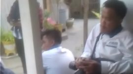 Rombongan DC Koperasi Mekar saat menagih hutang di Desa Kalianget Timur, Kecamatan Kalianget, Senin, 27/03/2023. Warga mengeluhkan sikap arogan yang dilakukan. (Foto repro from video)
