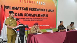 Ket:Bupati Fauzi saat membuka acara di hotel De Bagraf