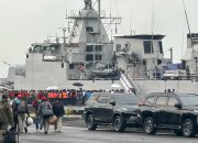 KRI Malahayati Kirim Bantuan Sembako ke Pulau Masalembu KRI Malahayati Kirim Bantuan Sembako ke Pulau Masalembu