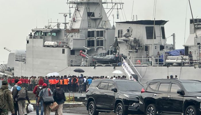 KRI Malahayati Kirim Bantuan Sembako ke Pulau Masalembu