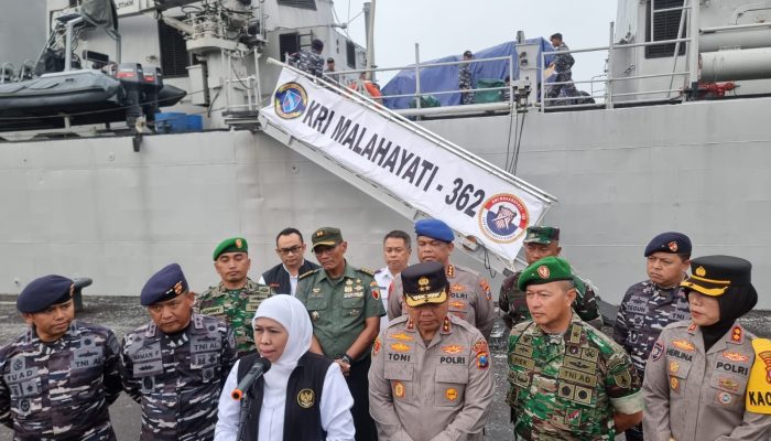Pangdam dan Gubernur Jatim Lepas KRI Malahayati Angkut Bantuan Sembako ke Masalembu
