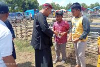 Foto:Bupati Fauzi santuni anak yatim sebelum acara pembukaan kerapan kambing championship 2023