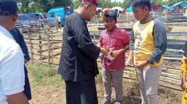 Foto:Bupati Fauzi santuni anak yatim sebelum acara pembukaan kerapan kambing championship 2023