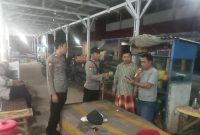 Foto:Anggota Polsek Lenteng mendatangi pemilik warung karaoke