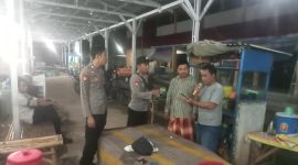 Foto:Anggota Polsek Lenteng mendatangi pemilik warung karaoke