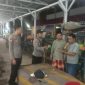 Foto:Anggota Polsek Lenteng mendatangi pemilik warung karaoke