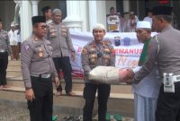 Kapolres Sumenep AKBP Edo Satya Kentriko salurkan bantuan kemanusiaan untuk negeri di Masjid Nurul Falah, Desa Giring, Sumenep, Jawa Timur, Jumat, 14/04/2023. (Febri/SJ foto)