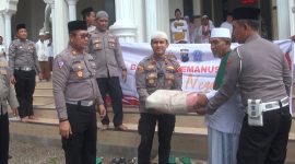 Kapolres Sumenep AKBP Edo Satya Kentriko salurkan bantuan kemanusiaan untuk negeri di Masjid Nurul Falah, Desa Giring, Sumenep, Jawa Timur, Jumat, 14/04/2023. (Febri/SJ foto)