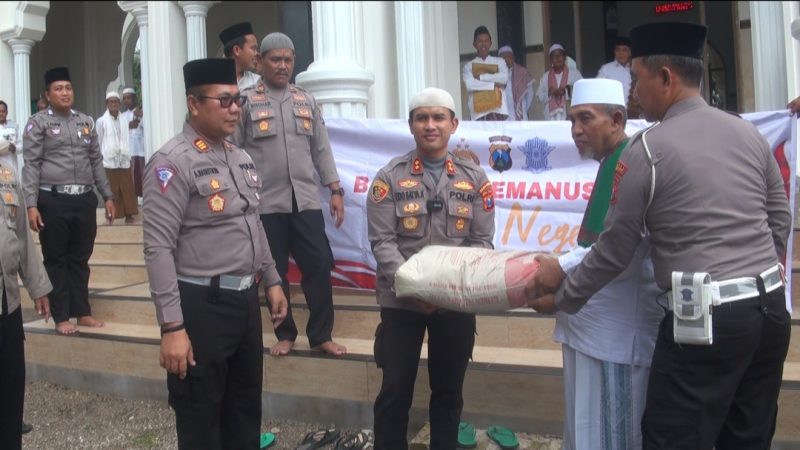 Kapolres Sumenep AKBP Edo Satya Kentriko salurkan bantuan kemanusiaan untuk negeri di Masjid Nurul Falah, Desa Giring, Sumenep, Jawa Timur, Jumat, 14/04/2023. (Febri/SJ foto)