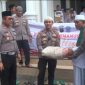 Kapolres Sumenep AKBP Edo Satya Kentriko salurkan bantuan kemanusiaan untuk negeri di Masjid Nurul Falah, Desa Giring, Sumenep, Jawa Timur, Jumat, 14/04/2023. (Febri/SJ foto)