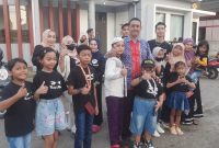 Azam Kham bersama anggota Sweet's Model Sumenep. (Febri)