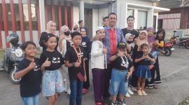 Azam Kham bersama anggota Sweet's Model Sumenep. (Febri)