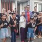 Azam Kham bersama anggota Sweet's Model Sumenep. (Febri)