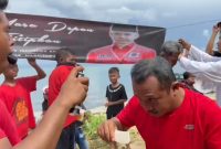 Aksi mengecat putih rambut dilakukan warga Pulau Masalembu, Sumenep, Jawa Timur, sebagai bentuk dukungan pencapresan Ganjar Pranowo. Kegiatan ini digelar di pinggir pantai Desa Masalima, Sabtu, 29/04/2023. (Foto Istimewa)