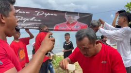 Aksi mengecat putih rambut dilakukan warga Pulau Masalembu, Sumenep, Jawa Timur, sebagai bentuk dukungan pencapresan Ganjar Pranowo. Kegiatan ini digelar di pinggir pantai Desa Masalima, Sabtu, 29/04/2023. (Foto Istimewa)