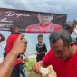 Aksi mengecat putih rambut dilakukan warga Pulau Masalembu, Sumenep, Jawa Timur, sebagai bentuk dukungan pencapresan Ganjar Pranowo. Kegiatan ini digelar di pinggir pantai Desa Masalima, Sabtu, 29/04/2023. (Foto Istimewa)