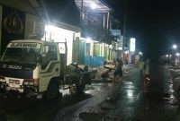 Foto:Kru UD. JAYA BAHAGIA saat perbaiki jalan di depan Polsek Lenteng