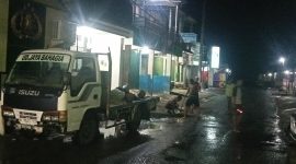 Foto:Kru UD. JAYA BAHAGIA saat perbaiki jalan di depan Polsek Lenteng
