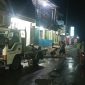 Foto:Kru UD. JAYA BAHAGIA saat perbaiki jalan di depan Polsek Lenteng