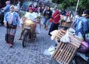 Kyai Muda Jatim Gelar Sedekah Sayur di Pasar Ngasem, Pedagang: Sangat Bermanfaat Bagi Kami