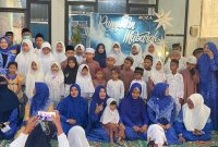 Foto:Kru PT. Arminareka saat berbagi kebahagiaan bersama puluhan anak yatim