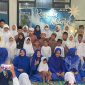 Foto:Kru PT. Arminareka saat berbagi kebahagiaan bersama puluhan anak yatim