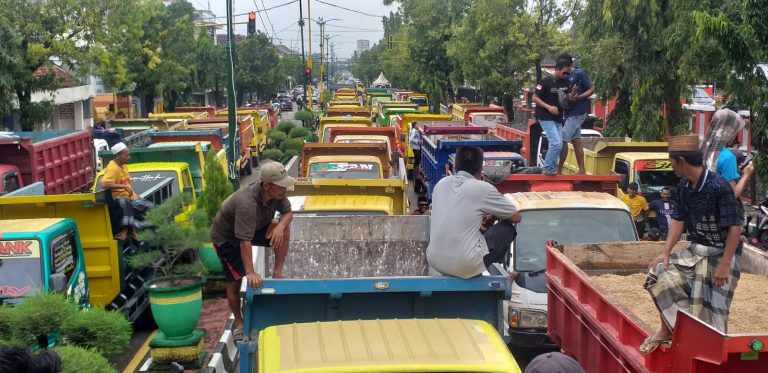 Ratusan dum truck yang memadati kantor DPRD Sumenep