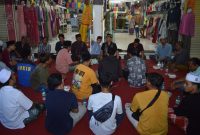 Azam Khan didampingi Zamrud Khan ngobrol bareng bersama puluhan warga dalam acara bukber didepan pertokoan tingkat, Kota Sumenep, Selasa, 18 April 2023. (Foto Istimewa)