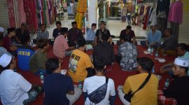Azam Khan didampingi Zamrud Khan ngobrol bareng bersama puluhan warga dalam acara bukber didepan pertokoan tingkat, Kota Sumenep, Selasa, 18 April 2023. (Foto Istimewa)
