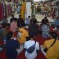 Azam Khan didampingi Zamrud Khan ngobrol bareng bersama puluhan warga dalam acara bukber didepan pertokoan tingkat, Kota Sumenep, Selasa, 18 April 2023. (Foto Istimewa)