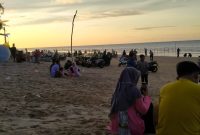 Foto:Ribuan pengunjung serbu pantai Lombang menjelang event layangan LED 2023