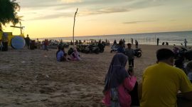 Foto:Ribuan pengunjung serbu pantai Lombang menjelang event layangan LED 2023