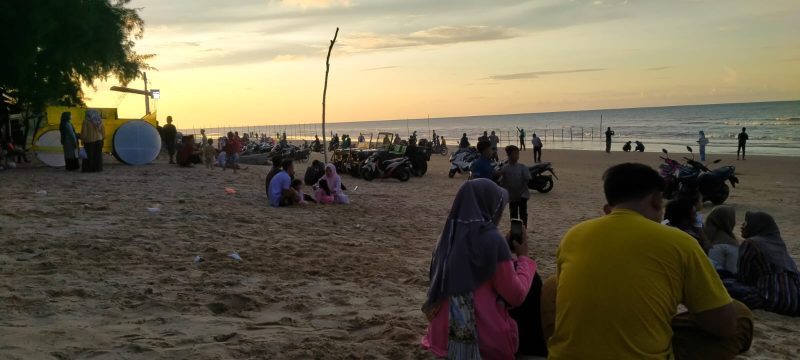 Foto:Ribuan pengunjung serbu pantai Lombang menjelang event layangan LED 2023