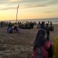 Foto:Ribuan pengunjung serbu pantai Lombang menjelang event layangan LED 2023