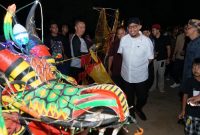 Foto:Bupati Fauzi meninjau salah satu peserta layangan LED