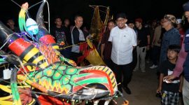 Foto:Bupati Fauzi meninjau salah satu peserta layangan LED