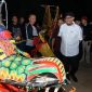 Foto:Bupati Fauzi meninjau salah satu peserta layangan LED