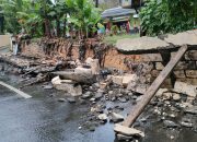 Tanggul Banyu Urip Jebol karena hujan deras 1 motor terkena imbas Tanggul Banyu Urip Jebol karena hujan deras 1 motor terkena imbas