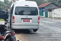 Foto:mobil dinas milik Pemkab Sumenep berjenis Toyota HIACE dengan No Pol M 7016 VP yang diduga serempet pengendara sepeda motor honda beat
