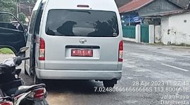 Foto:mobil dinas milik Pemkab Sumenep berjenis Toyota HIACE dengan No Pol M 7016 VP yang diduga serempet pengendara sepeda motor honda beat