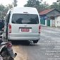 Foto:mobil dinas milik Pemkab Sumenep berjenis Toyota HIACE dengan No Pol M 7016 VP yang diduga serempet pengendara sepeda motor honda beat