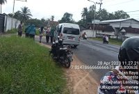 Foto:Mobil Toyota HIACE milik bagian umum Setdakab yang sempat terlibat kecelakaan di Desa Daramista, Kecamatan Lenteng.