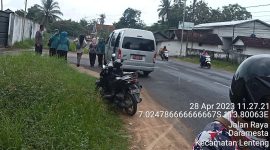 Foto:Mobil Toyota HIACE milik bagian umum Setdakab yang sempat terlibat kecelakaan di Desa Daramista, Kecamatan Lenteng. 